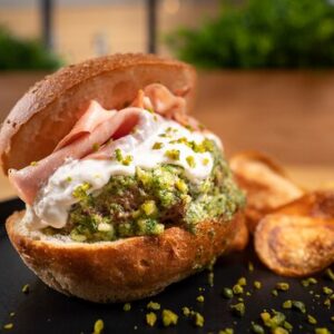Hamburger, mortadella alla griglia, stracciata di bufala e pesto di pistacchio