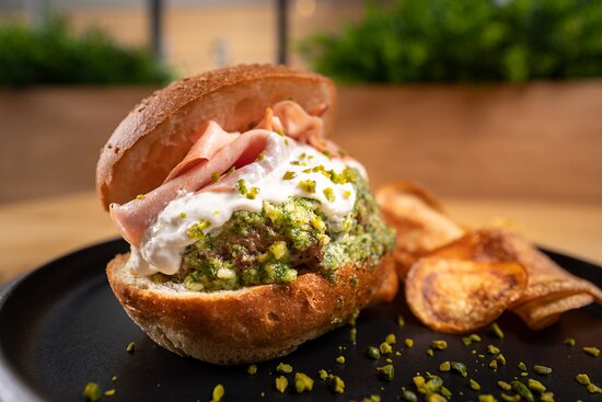 Hamburger, mortadella alla griglia, stracciata di bufala e pesto di pistacchio