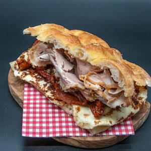 Porchetta, zucchine alla scapece, provola dorata e fritta, maionese al basilico e scaglie di grana