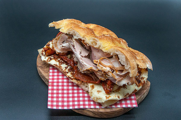 Porchetta, zucchine alla scapece, provola dorata e fritta, maionese al basilico e scaglie di grana