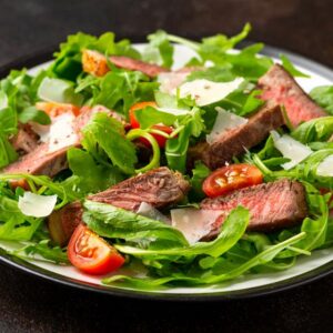 Tagliata di scottona con pomodorini, rucola e scaglie di grana