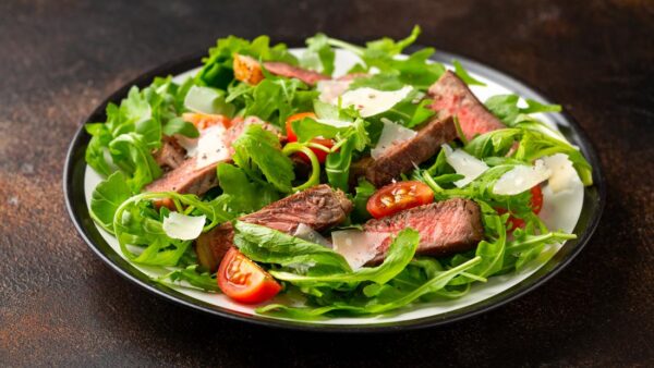 Tagliata di scottona con pomodorini, rucola e scaglie di grana